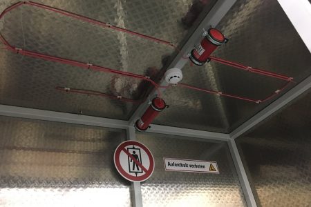 Automatic extinguishing system for the storage of hazardous substances
